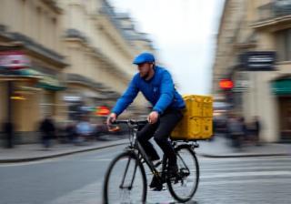 Coursier Parisian Express en livraison dans Paris
